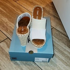 NIB TOMS MONICA MULE WEDGE SHOES 7.5 PEONY BEIGE